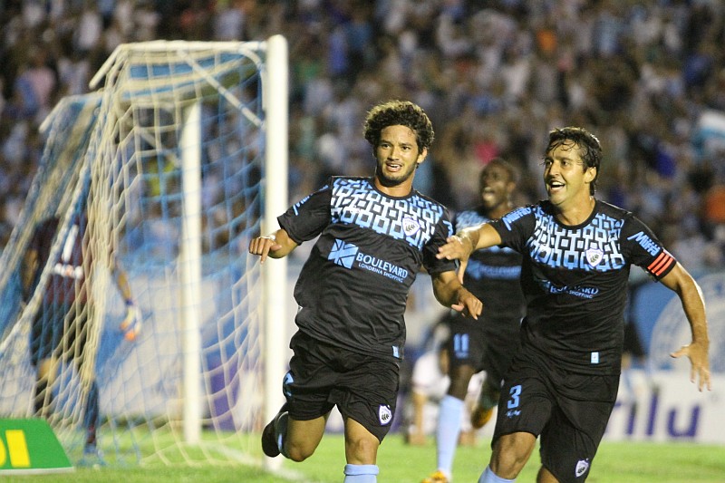 Arthur comemora com Dirceu um de seus gols contra o Atlético | Gilberto Abelha / Jornal de Londrina