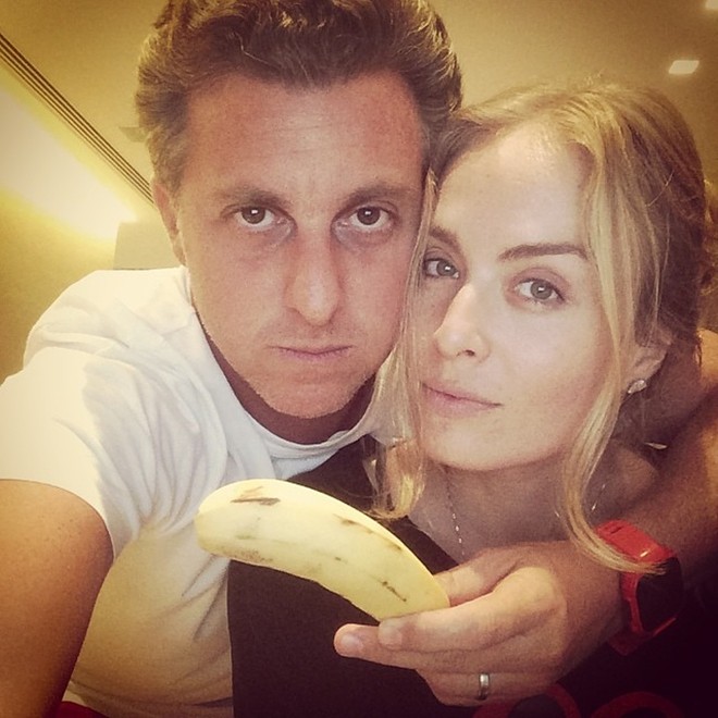 Apresentadores Luciano Huck e Angélica divulgaram foto na internet |