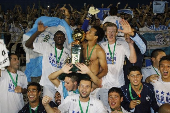 O zagueiro Gilvan beija a taça do campeonato estadual. O título coroa a boa campanha do Tubarão no Paranaense: 7 vitórias, 5 empates e 4 derrotas; 26 gols pró e 18 gols contra. | 