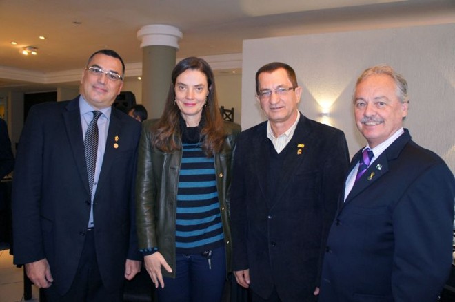 A diretora da Unidade de Jornais do GRPCom, Ana Amélia Filizola, prestigiou o almoço de Páscoa realizado terça-feira pela Associação Franciscana de Ensino Senhor Bom Jesus no restaurante Porta Romana. Com ela na foto, o diretor-geral da instituição, Jorge Apóstolo Siarcos (à esq.), o reitor da FAE Centro Universitário, Frei Nelson José Hillesheim, e Mario Celso Cunha, coordenador-geral da Copa do Mundo no Paraná | 