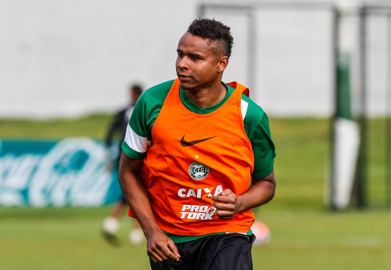 Jajá assumiu a vaga de titular no meio de campo ofensivo alviverde | Brunno Covello / Gazeta do Povo