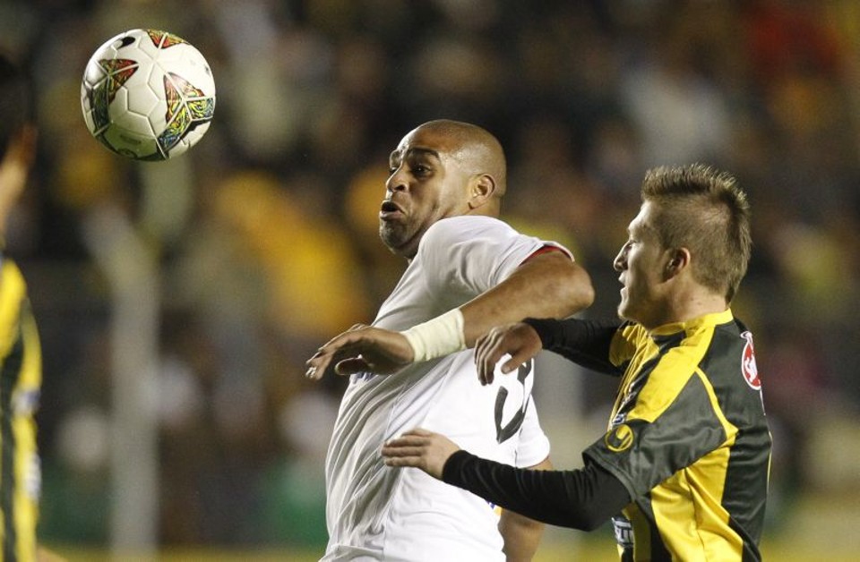 Adriano fez um gol, mas que foi insuficiente para classificar o Atlético | Hugo Harada, enviado especial / Gazeta do Povo