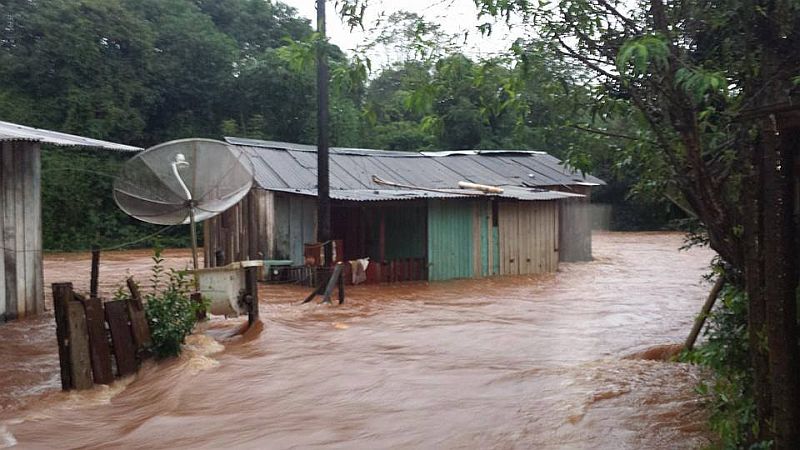 Morador registra alagamento em Santo Antônio do Sudoeste, onde 1,2 mil pessoas foram afetadas pela chuva | Paulo Ricardo dos Santos/Divulgação