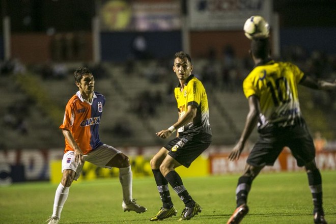 Lúcio Flávio deu a assistência para dois gols paranistas | 