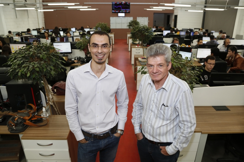 Sócios e primos, Thiago e Nelso Fiorin mudaram o modelo de negócios no varejo de móveis com a plataforma digital da LojasKD, que apresenta produtos em ambientes decorados | Henry Milléo / Gazeta do Povo