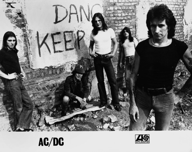 A formação original do AC/DC, ainda com Bon Scott (à dir.) |