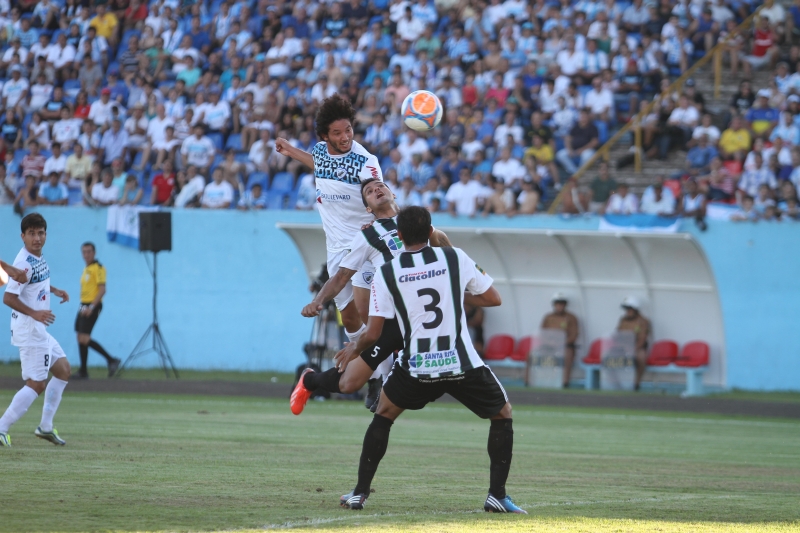 O atacante Arthur, do Londrina, disputa jogada aérea com o volante Zé Leandro (5) e o zagueiro Juninho (3), do Maringá | Roberto Custódio/Jornal de Londrina