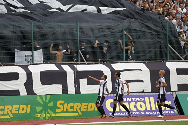 Jogadores do Maringá fazem a festa com a torcida no Willie Davids | 