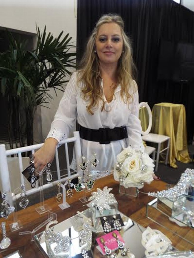 Designer de bijuterias, Maria Ignez Simões fez sucesso com suas criações, entre as quais adereços para noivas, apresentadas na feira que atraiu grande público, dias atrás, no Espaço Unimed |