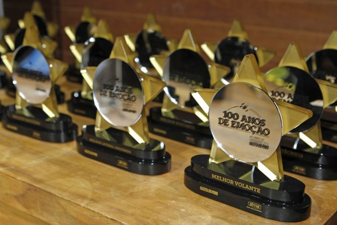 Troféus que serão entregues aos melhores atletas e ao melhor treinador do Paranaense 2014 | 