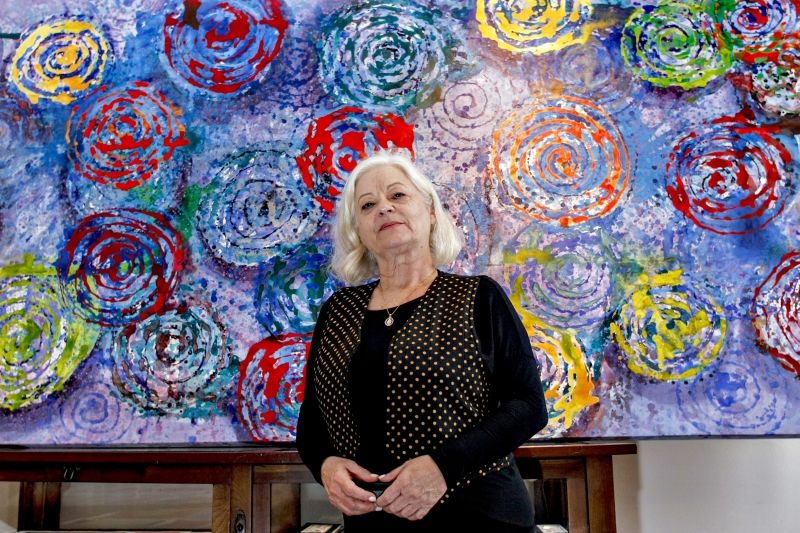 Uiara Bartira em frente a uma das pinturas de Ecce Mondo, que estará em cartaz no Solar do Rosário: detesto posar, não sou fotogênica | André Rodrigues/Gazeta do Povo