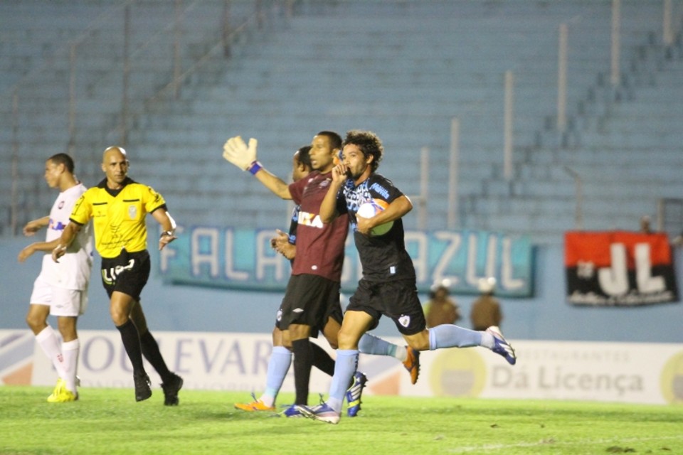 Arthur põe a bola embaixo do braço e comanda a classificação histórica do Londrina | Gilberto Abelha/ Jornal de Londrina