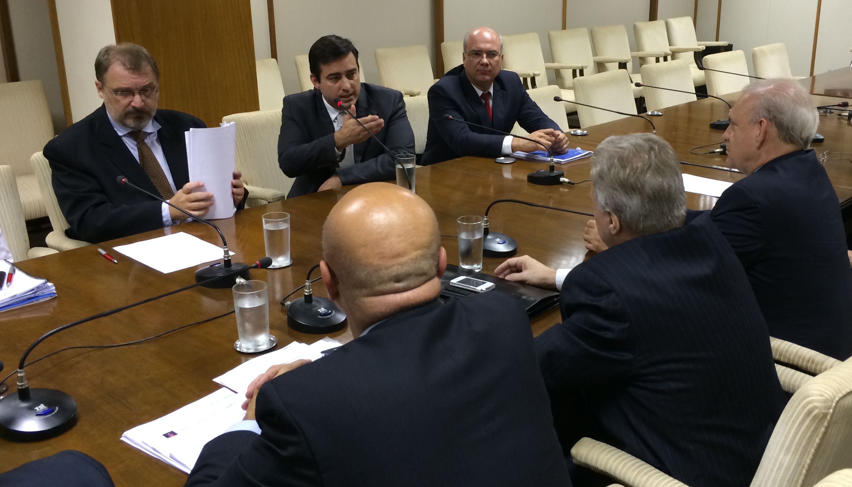 Deputados federais e estaduais do Paraná se reuniram na tarde desta quarta (9) com o secretário Arno Augustin (à esquerda), em Brasília, na tentativa de liberar a verba do Proinvest para o Paraná | Katia Chagas / Deputado Ademar Traiano / Divulgação