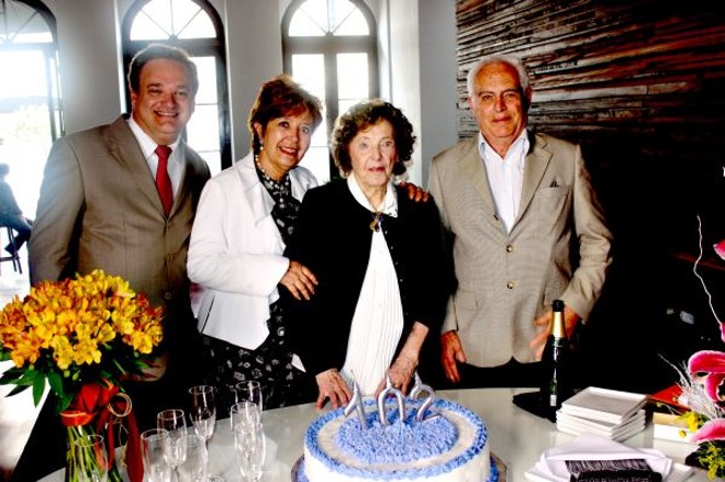 O cineasta Fernando Severo (à esq.), que produziu o longa-metragem A Polaca, Vânia e Constantino Viaro, nora e filho de Guido Viaro, em comemoração aos 102 anos de Hedwiges Mizerkowski, musa do pintor, retratada por ele na década de 30. | 