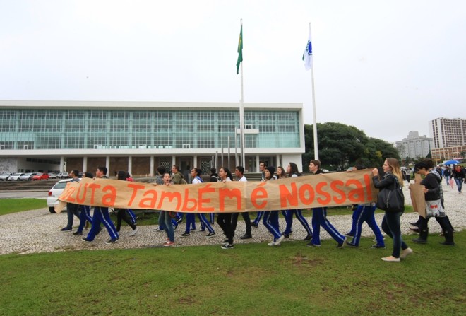 Estudantes comparecem para dar apoio aos professores durante a manifestação |