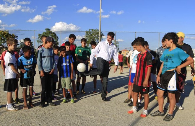 Marcos Vieira com meninos do bairro: Jesus é modelo | 