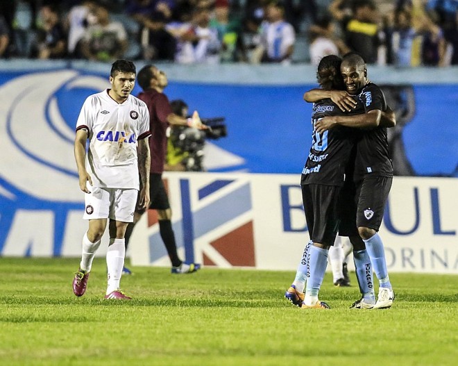 Celsinho abraça Joel após gol do camaronês no Estádio do Café | 