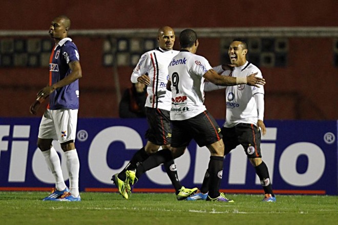 Edigar Junio, ex-Atlético, abriu o placar para o Joinville |