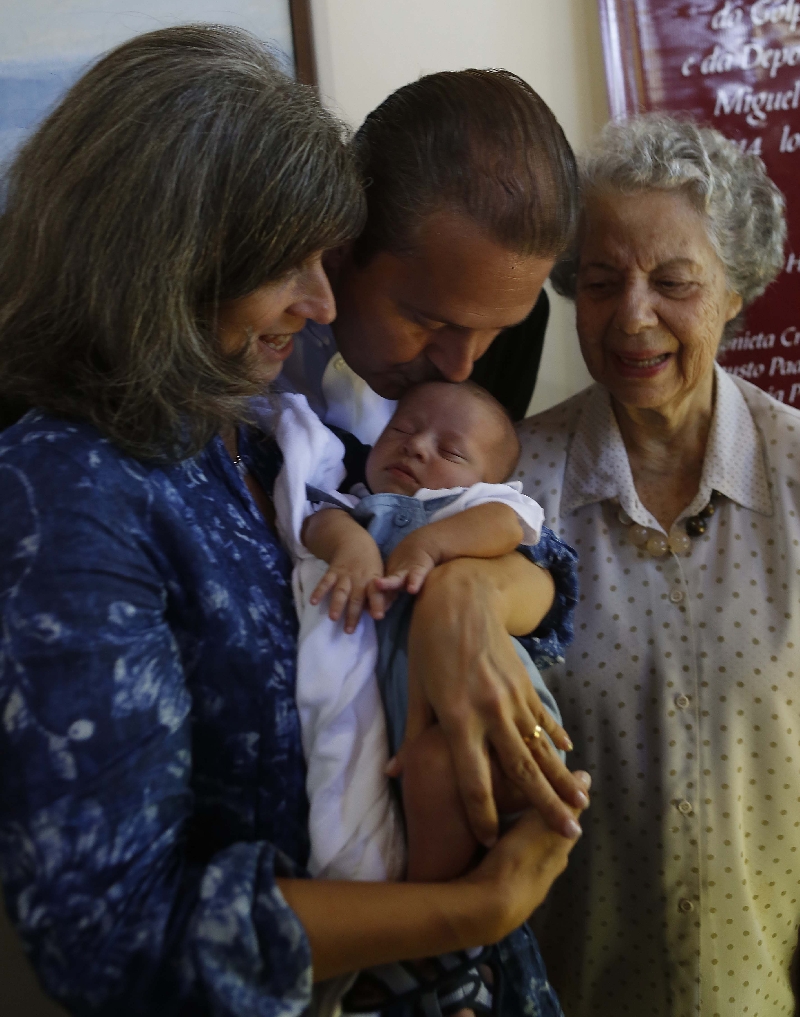 Campos com a mulher, o filho e a avó: ênfase na família | Jonathan Campos/ Gazeta do Povo