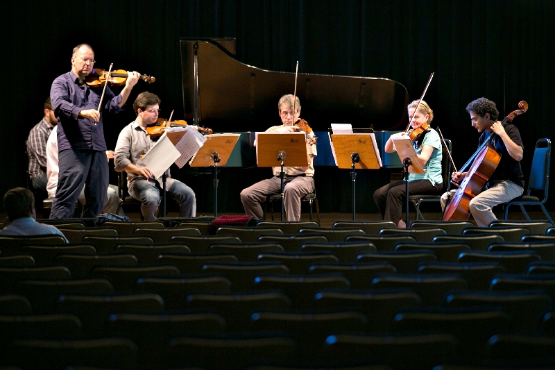 Os músicos fizeram um ensaio aberto na Capela Santa Maria na tarde de ontem | Brunno Covello/Gazeta do Povo