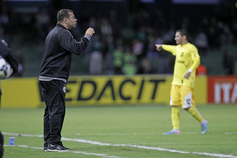 Técnico Celso Roth durante a vitória do Coritiba sobre o Cene no Couto Pereira | Antonio More / Gazeta do Povo