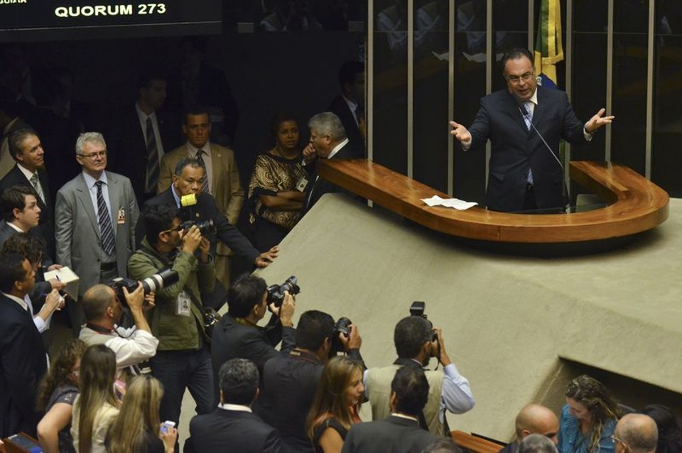 Em um discurso de aproximadamente dez minutos no plenário da Câmara dos Deputados, o vice-presidente da Casa, André Vargas (PT-PR), admitiu que cometeu um "equívoco" ao utilizar uma aeronave emprestada pelo doleiro Alberto Yousseff | José Cruz / Agência Brasil