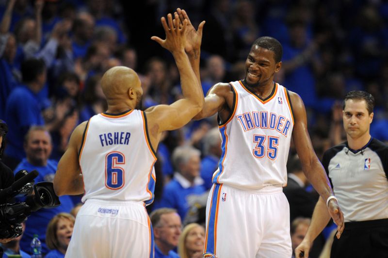 Derek Fisher comemora com Kevin Durant a vitória do Oklahoma Thunder | Mark D. Smith/USA Today