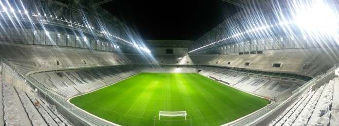 Ajuste das luzes na Arena da Baixada à noite | 