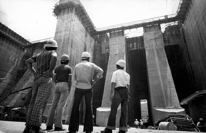 Operários olham a barragem da Usina de Itaipu sendo erguida: período de obras grandiosas e pouca transparência | Arquivo/ Folhapress