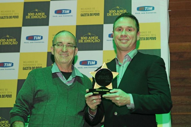 Representante de Claudemir Sturion (Maringá) - o técnico do campeonato - e o leitor da Gazeta do Povo Guido Cavalcanti | 