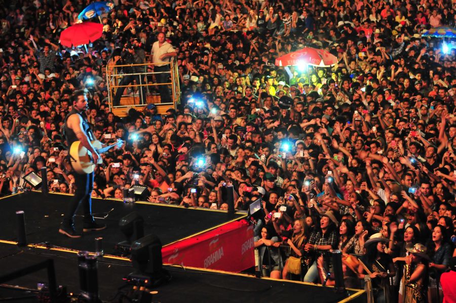 Fãs de música sertaneja terão rodeio até domingo. Na foto, plateia de Lucas Lucco. | Divulgaa§a£o/sociedade Rural Do Parana¡