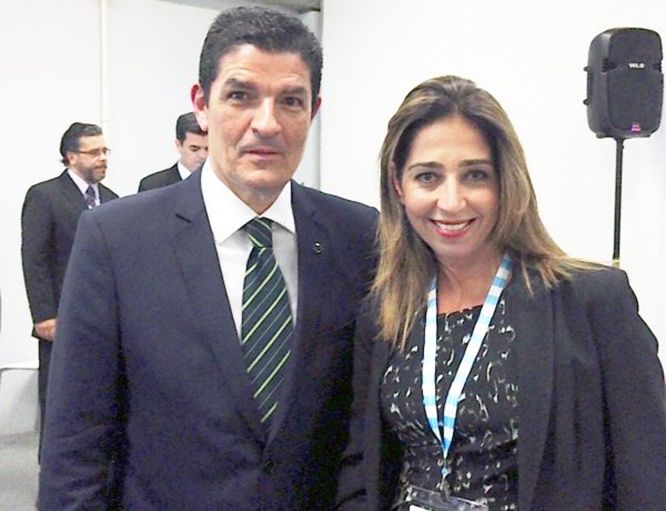A diretora-presidente da Paraná Turismo, Juliana Vosnika, com o ministro do Turismo, Vinicius Lage, ontem em São Paulo, no lançamento da Associação Brasileira de Ilhas Turísticas (Abitur), que tem como presidente Rafael Gutierrez Jr., também presidente da Fundação Municipal de Turismo de Paranaguá. Fazem parte da nova entidade as ilhas do Mel, no Paraná; Fernando de Noronha, em Pernambuco; Ilhabela, em São Paulo; Ilha Grande, no Rio de Janeiro; e a Ilha de Marajó, no Pará | Paraná Turismo/Divulgação