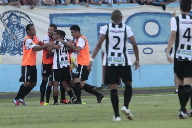 Maringá comemora gol de empate durante primeira partida da final do Paranaense 2014 |