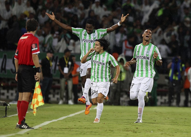 Sherman Cárdenas, ao centro, comemora o gol tardio do Atlético Nacional sobre o Galo | John Vizcaino / Reuters