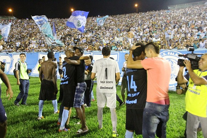 Jogadores do Londrina comemoram a vaga na decisão com a torcida | 