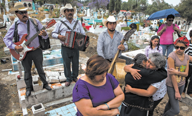 Lázaro Martínez (à esq.) ao lado de Edmundo Juárez Pérez; contratar músicos para homenagear os mortos é tradição mexicana | fotos de Adriana Zehbrauskas para The New York Times