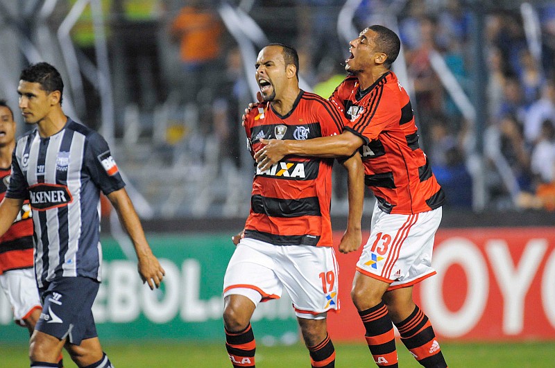 Alecsandro comemora o primeiro gol do Flamengo: partida adquiriu contornos dramáticos no 2.º tempo | Jaime Echeverria / Reuters