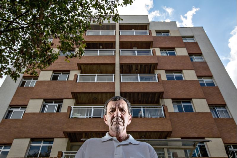 Felipe Hoffman mora há 11 anos em um apartamento face Sul. Imóvel fica na sombra a maior parte do dia | Fotos: Brunno Covello/Gazeta do Povo