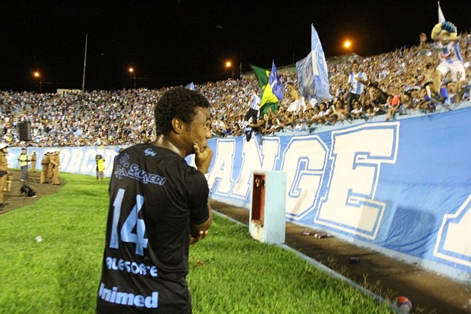 Silvio comemora a vaga na decisão com a torcida do Tubarão | 