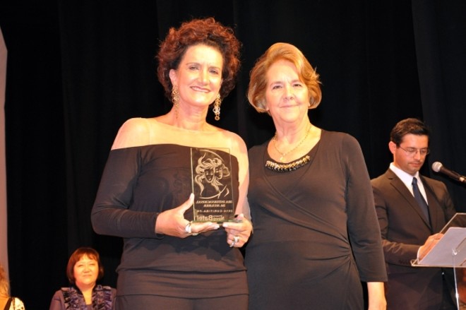 No 11º Prêmio Mulheres de Destaque, realizado no Teatro Fernanda Montenegro, do Shopping Novo Batel, Marina Nessi, leia-se Casa Cor Pa­ran­á, recebeu a láurea de Suzy Branco, anfitriã do evento | 