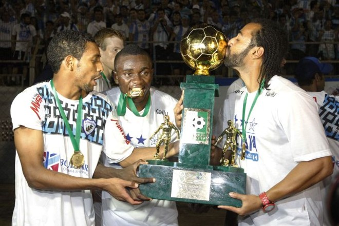 Os jogadores do Tubarão celebram a conquista. Ao centro, o camaronês Joel, um dos destaques da equipe. | 