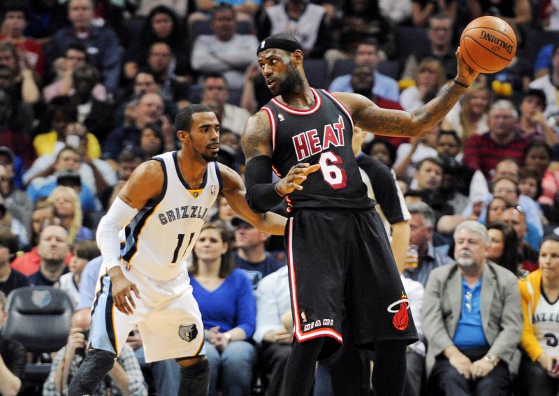 LeBron James na derrota do Miami Heat para o Memphis Grizzlies, de Mike Conley, na noite desta quarta-feira | Justin Ford / USA Today Sports