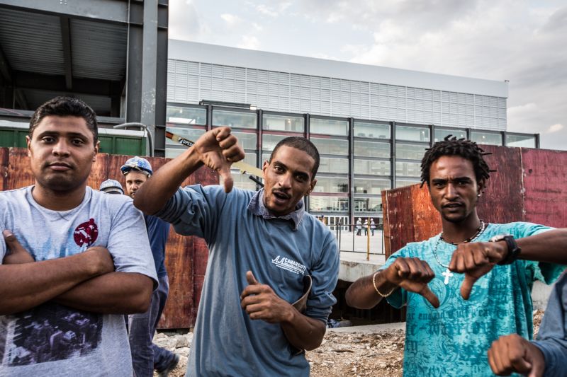 Operários parados na frente da Arena da Baixada nesta segunda-feira | Brunno Covello / Gazeta do Povo