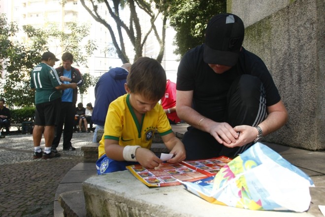 Completar o álbum vira uma atividade para pais e filhos | 