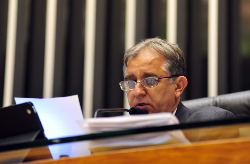 Deputado Izalci (PSDB-DF) lê o o pedido de renúncia oficial ao cargo de 1º vice-presidente da Câmara dos Deputados, do deputado André Vargas (PT-PR) nesta quarta (16) em plenário | Gustavo Lima / Câmara dos Deputados