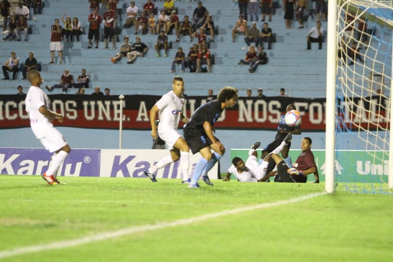 Após vacilo da defesa atleticana, Arthur aparece sozinho para marcar primeiro gol do Londrina. Vacilos do jovem time atleticano foram fatais | Gilberto Abelha / Jornal de Londrina
