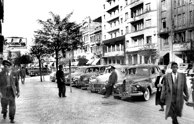 Ponto de carros de praça na Avenida João Pessoa (Luiz Xavier). As corridas eram com preços pré-combinados, pois ainda não existiam os taxímetros. Motoristas eram educados e bem trajados |