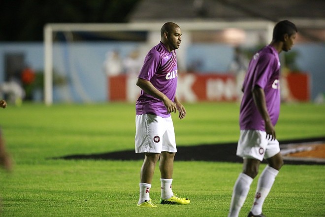 Adriano começou a partida como titular do Atlético | 
