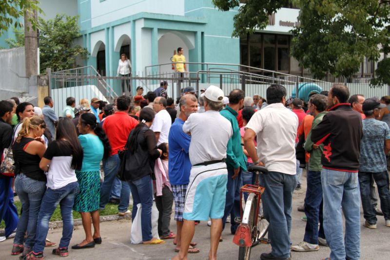 Mais de uma centena de pescadores das ilhas do Litoral foram, espontaneamente ao Fórum de Paranaguá cobrar providências | Oswaldo Eustáquio / Gazeta do Povo
