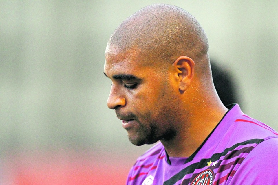 Nas redes sociais, Adriano promete continuar a carreira | Albari Rosa/ Gazeta do Povo